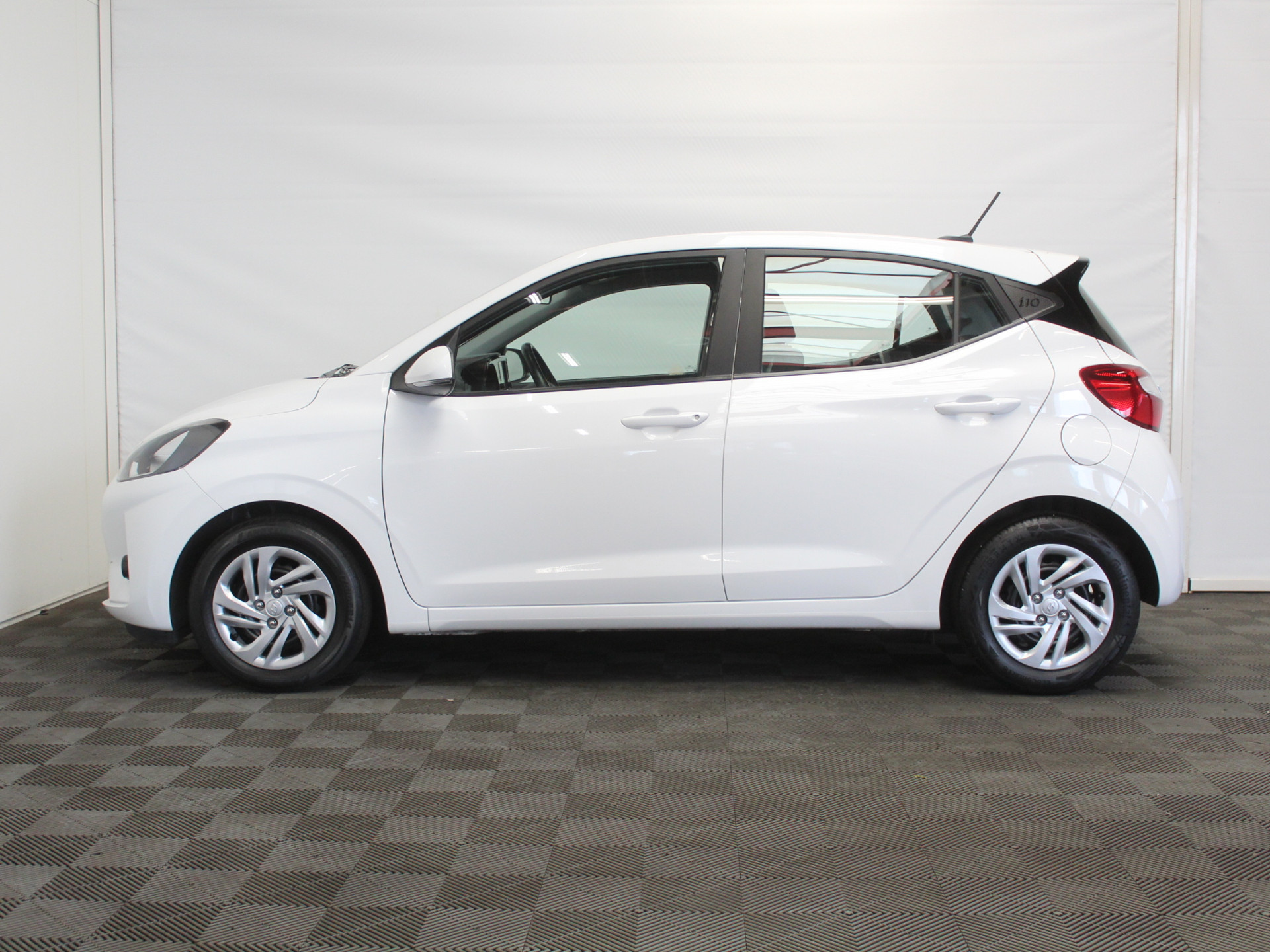 Hyundai i10 1.0 Comfort AIRCO | CRUISE | LED | DAB | CARPLAY | CV | ELRM | STB 52095343-0.jpg | Autobedrijf Verharen