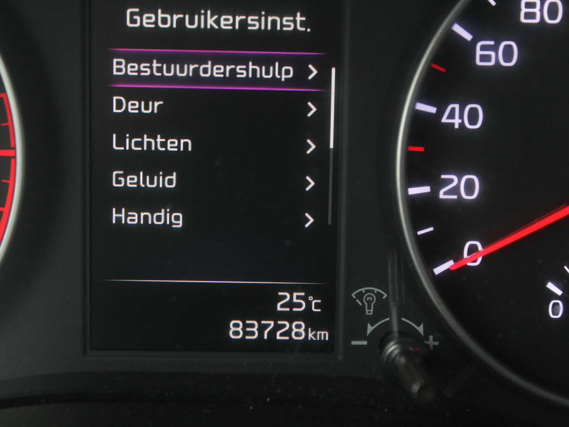 55592933-8.jpg