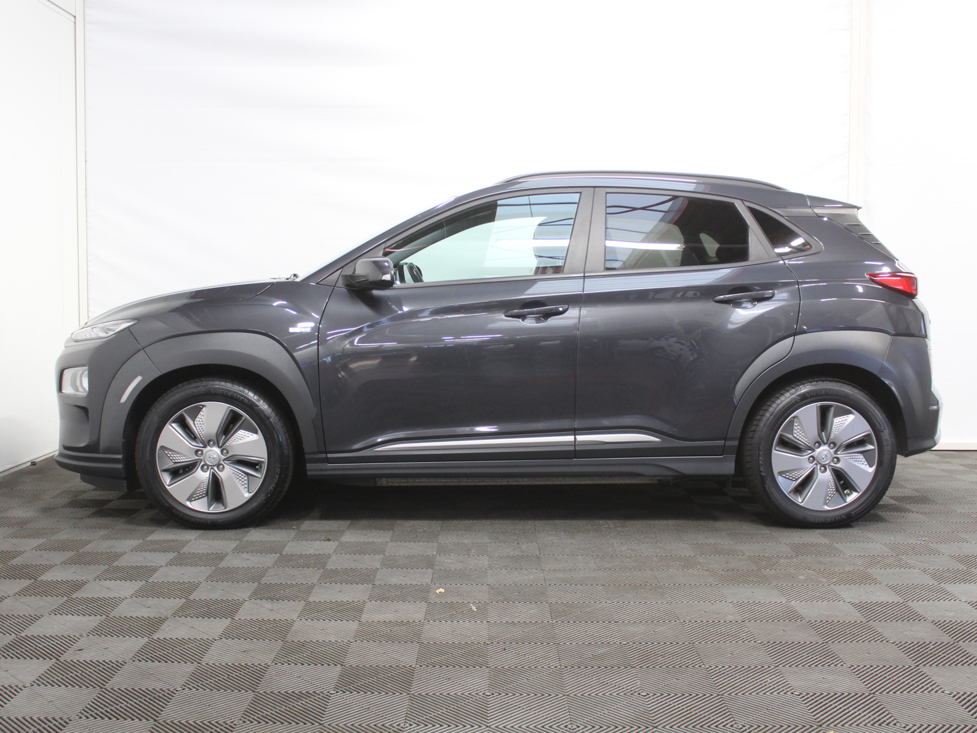 Hyundai Kona EV Fashion 64 kWh CLIMATE | CARPLAY | ADAPCRUISE | LED | LMV17 | CAMERA | DAB | LEER/STOF | PDC | STOELVERW | HEAD-UP 57731066-0.jpg | Autobedrijf Verharen